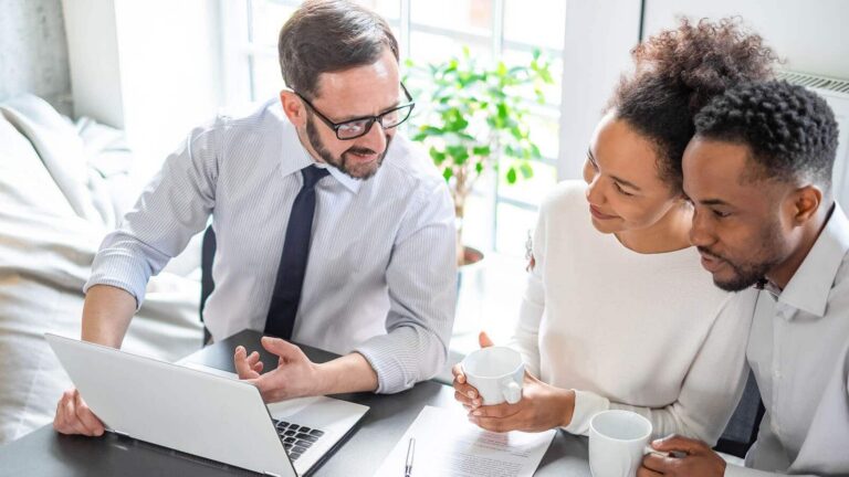 How to choose between refinancing and home equity lines of credit in the U.S.