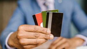 Carte personalizzate per stile di vita: come le banche costruiscono prodotti per gamer, viaggiatori e freelance