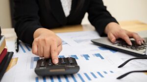 Come le banche stanno creando programmi fedeltà oltre le carte: assicurazioni, investimenti e sconti