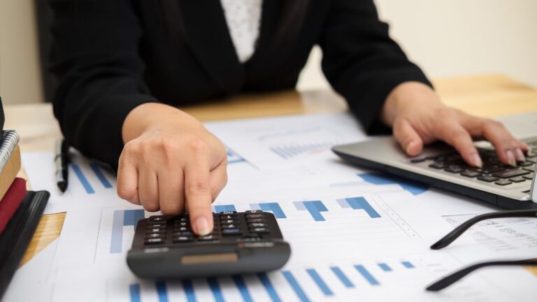 Come le banche stanno creando programmi fedeltà oltre le carte: assicurazioni, investimenti e sconti