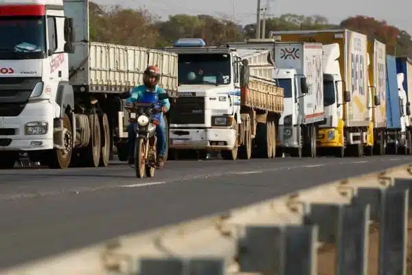 Caminhoneiros devem receber benefício de até R$400 até o final do ano; confira todas as novidades