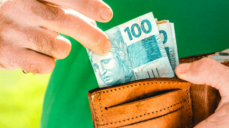 Caminhoneiros e taxistas são convidados para inscrições no novo benefício de R$1 mil; confira como fazer sua inscrição