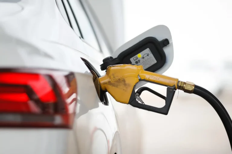 Preço da gasolina chega ao menor valor em 11 meses; saiba até quando isso irá continuar