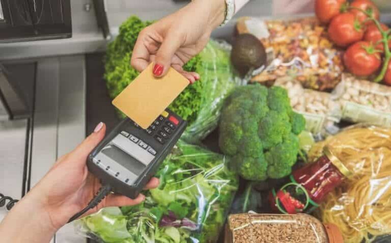 Pagamento de vale alimentação de R$900 é negado pelo governo; confira o que muda