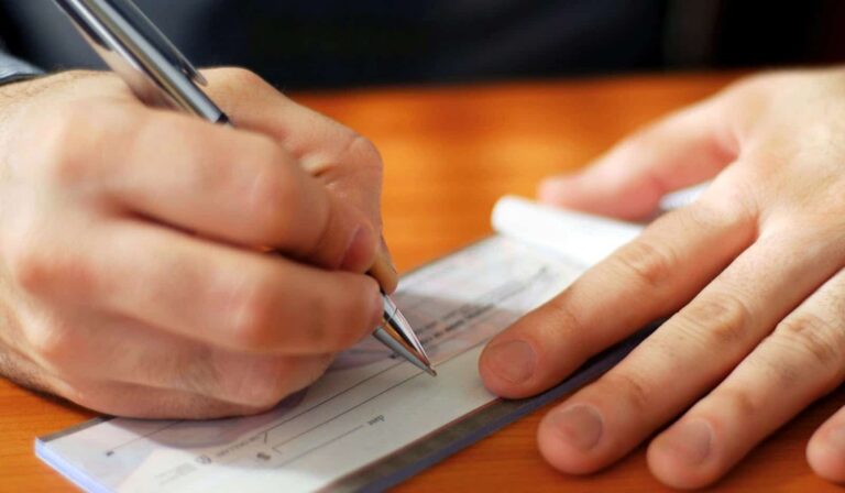 Cheque sustado por desacordo comercial: O que fazer?