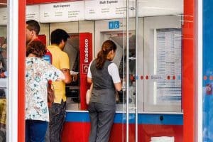 Depósito no caixa eletrônico do Bradesco: Sem o uso do envelope caí na conta na mesma hora!