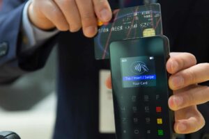 Como Pagar Contas com Cartão de Crédito? Vale a Pena? Tem Juros?