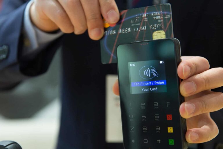 Como Pagar Contas com Cartão de Crédito? Vale a Pena? Tem Juros?